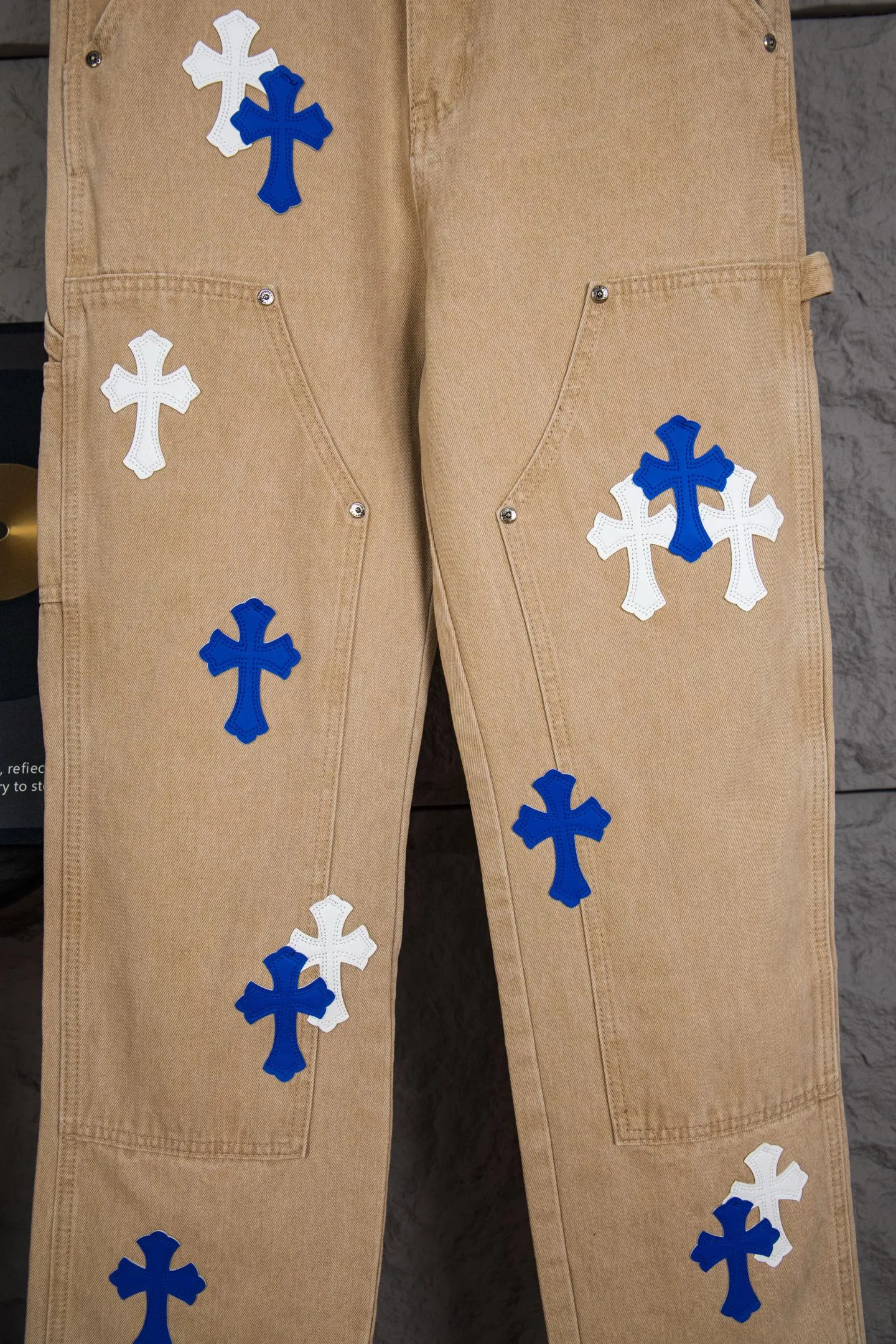 P290 top version CH Chromehearts limited edition blue and white cross patch leather work jeans denim logging pants, cabinet price 34W level, patch cross pattern embellishment, washed jeans! ! An absolutely high-end luxury product, a 1.9W-level god-level single product, a super popular product, made by top heavy industry, a magic weapon that cannot be missed! [About Zangyin] This is an extremely luxurious fashion brand that can also be called the aristocracy of the high street. It has always been an exclusive brand for some hipsters or rich second generations. Compared with ordinary high streets, it is more luxurious and noble. Compared with luxury brands, it is more fashionable and individual. It has always been a brand that I have a special liking for. [Top heavy industry fashion design] Consistently high-street luxury style. Speaking of this style, the Zangyin family and GU family are definitely the leading representative brands. Especially the Zangyin family has really achieved a state-of-the-art effect in creating high-street style. The unique washed material is used to create this style. The color system is already quite eye-catching. After it is decorated with patchwork cross flowers, it cleverly highlights the charm of the brand. Secondly, this style uses classic The high-waist cutting design highlights the long legs and fashionable temperament of the upper body. The brand is highly recognizable and the slim fit configuration is more suitable for daily wear. It is a product that interprets personality, fashion, and specifications at a glance. This single product is enough to make any fan excited. It can be a white T-shirt for a youthful college style, or a tight suspender for a royal style. It has strong matching ability and can be easily controlled by men.  [Materials and craftsmanship] Needless to say, this point goes without saying. As an excellent craftsman brand, Zangyin’s requirements for details and craftsmanship are really perfect. The washed color of this model has gone through so many processes, not to mention the embellishment of denim appliques. It is also purely hand-made and sewn. Just like what they believe in, only hand-made things have soul and have the meaning of wear. A top-notch heavy-duty fashionable denim item, I look forward to your perfect interpretation! !  Color: Khaki Size: 30-36